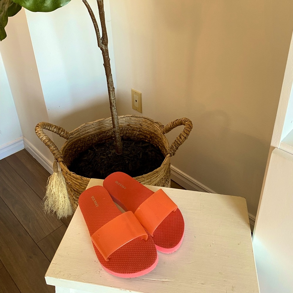 Size 6 Girl’s Old Navy Slides in Soft Coral